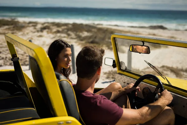 一对快乐的高加索夫妇坐在海边的婴儿车里聊天 暑假期间的海滩休息 — 图库照片