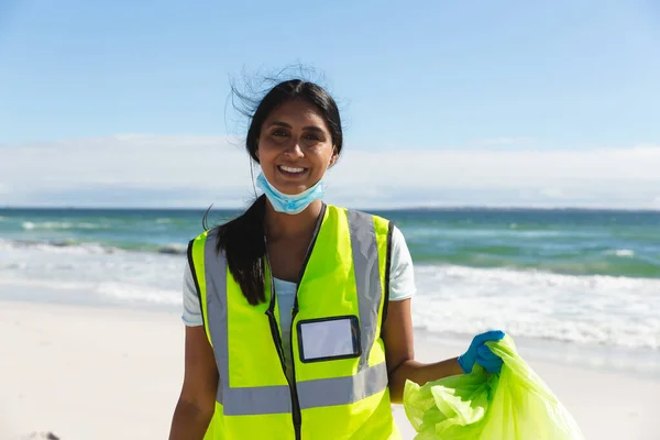 Портрет Усміхненої Змішаної Раси Жінки Масці Обличчя Збирає Сміття Пляжу — стокове фото