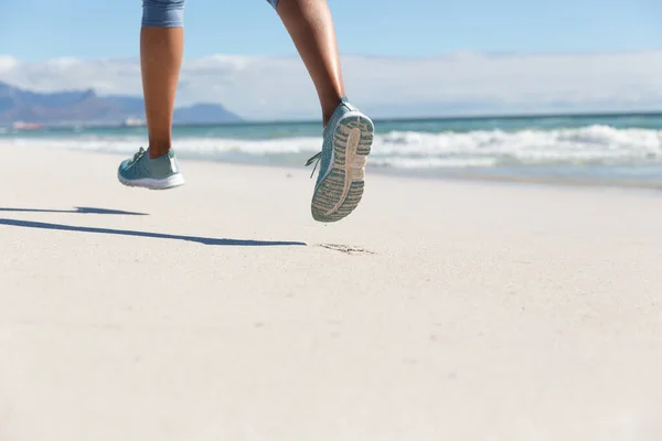 妇女在海滩跑步锻炼的比例较低 海上健康的户外闲暇时间 — 图库照片