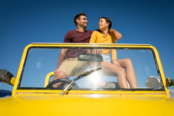 Szczęśliwa Kaukaska Para Siedząca Plażowym Buggy Rozmawiająca Wakacje Plaży Wycieczka — Zdjęcie stockowe