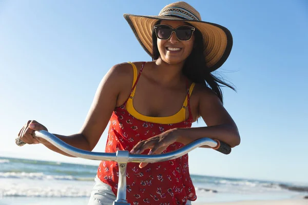 Feliz Mujer Raza Mixta Divirtiéndose Vacaciones Playa Bicicleta Tiempo Libre —  Fotos de Stock