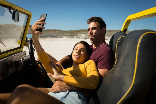 Kaukasisches Paar Auf Einem Strandbuggy Der Ein Selfie Macht Strandurlaub — Stockfoto