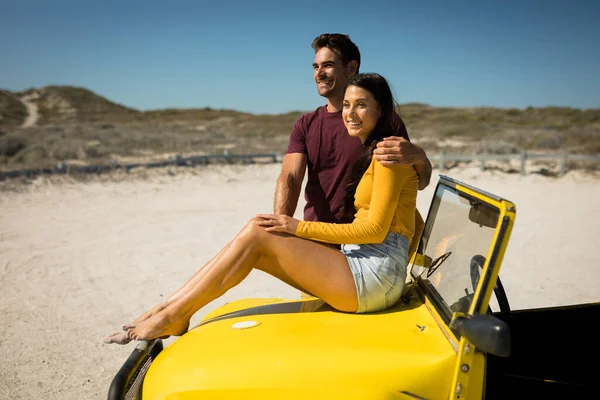 Glückliches Kaukasisches Paar Mann Umarmt Frau Strandbuggy Sitzend Strandurlaub Sommerurlaub — Stockfoto