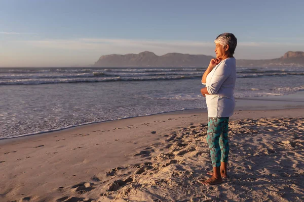 Mulher Americana Africana Sênior Pensativa Com Mão Queixo Praia Viagem — Fotografia de Stock