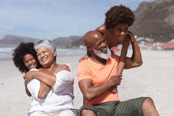 Afrykańscy Amerykańscy Dziadkowie Wnuki Przytulają Się Podczas Siedzenia Plaży Wakacje — Zdjęcie stockowe