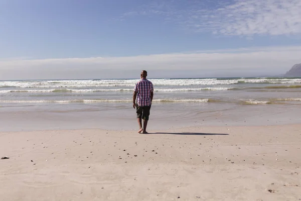 Vista Trasera Del Hombre Afroamericano Mayor Caminando Por Playa Viaje —  Fotos de Stock