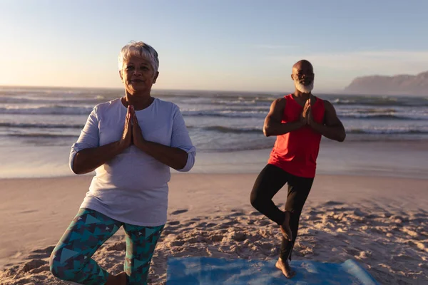 Ein Älteres Afrikanisch Amerikanisches Paar Meditiert Mit Gefalteten Händen Und — Stockfoto