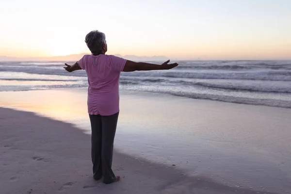 Achteraanzicht Van Senior Afro Amerikaanse Vrouw Die Met Haar Armen — Stockfoto