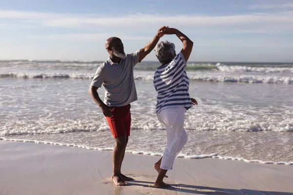 Felice Coppia Afro Americana Anziana Che Balla Insieme Sulla Spiaggia — Foto Stock