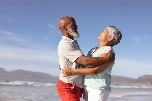 Ευτυχισμένο Ζευγάρι Αφροαμερικανών Που Αγκαλιάζονται Στην Παραλία Ταξιδιωτικές Διακοπές Έννοια — Φωτογραφία Αρχείου