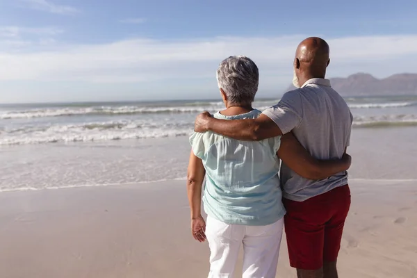 Πίσω Όψη Ενός Ηλικιωμένου Αφροαμερικανού Ζευγαριού Που Αγκαλιάζονται Στην Παραλία — Φωτογραφία Αρχείου