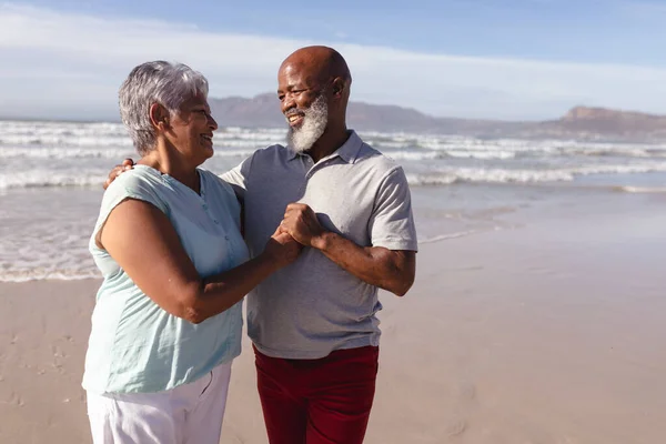 Ευτυχισμένο Ζευγάρι Αφροαμερικανών Που Αγκαλιάζονται Στην Παραλία Ταξιδιωτικές Διακοπές Έννοια — Φωτογραφία Αρχείου