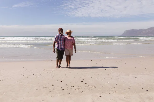 Feliz Pareja Afroamericana Mayor Caminando Juntos Playa Viaje Vacaciones Retiro —  Fotos de Stock