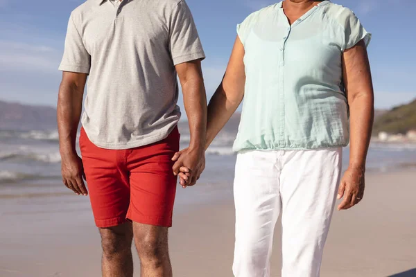 Parte Média Casal Afro Americano Mãos Dadas Praia Viagem Férias — Fotografia de Stock