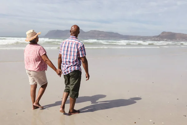 Coppia Afroamericana Anziana Che Tiene Mano Camminando Sulla Spiaggia Viaggio — Foto Stock