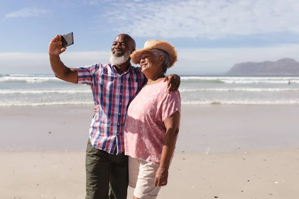Щаслива Старша Афроамериканська Пара Взяла Селфі Смартфона Пляжі Відпустка Пенсії — стокове фото