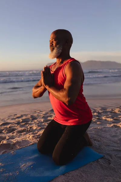 Homem Americano Africano Sênior Com Mãos Dobradas Meditando Praticando Ioga — Fotografia de Stock