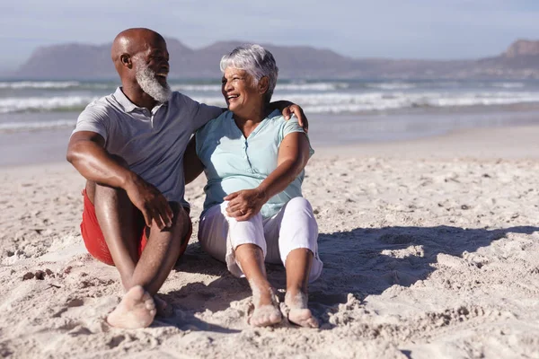 Ένα Ζευγάρι Αφροαμερικανών Χαμογελά Κοιτώντας Ένας Τον Άλλον Στην Παραλία — Φωτογραφία Αρχείου
