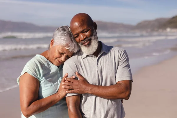 Glückliches Älteres Afrikanisch Amerikanisches Paar Das Sich Strand Umarmt Reise — Stockfoto