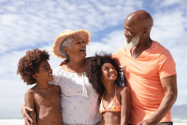 Grands Parents Afro Américains Petits Enfants Souriant Plage Voyage Vacances — Photo