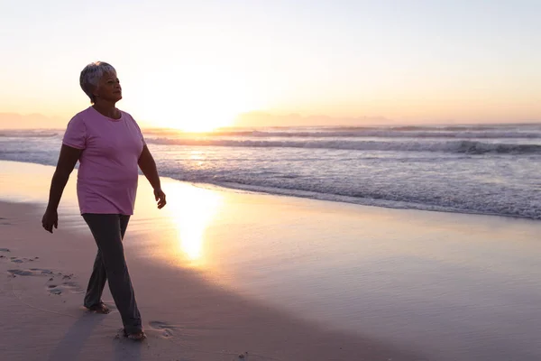 Mujer Afroamericana Mayor Caminando Por Playa Atardecer Viaje Vacaciones Retiro — Foto de Stock