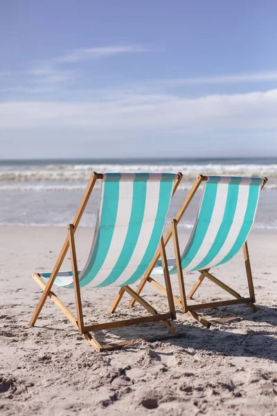 Kilátás Két Nyugágy Tengerparton Tenger Hullámai Nyári Strand Nyaralás Koncepció — Stock Fotó