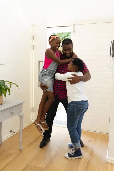 Buon Padre Afroamericano Che Abbraccia Con Figlio Figlia Nel Corridoio — Foto Stock
