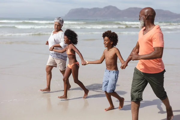 Nonni Afroamericani Nipoti Che Tengono Mano Camminando Sulla Spiaggia Viaggio — Foto Stock