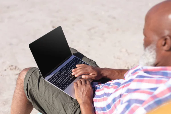 Uomo Anziano Afroamericano Che Utilizza Computer Portatile Mentre Seduto Sulla — Foto Stock