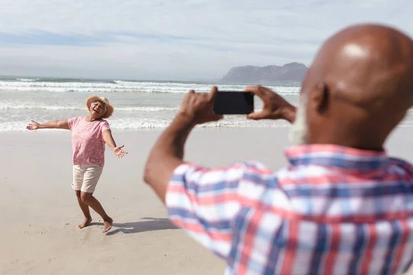 Ein Älterer Afrikanisch Amerikanischer Mann Fotografiert Seine Frau Strand Reise — Stockfoto