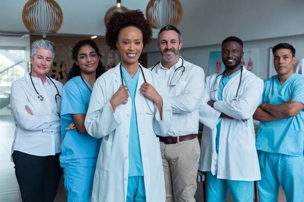 Retrato Grupo Diversos Médicos Ambos Sexos Pie Pasillo Del Hospital — Foto de Stock