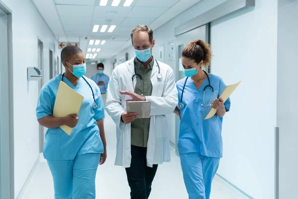 Grupo Diverso Médicos Masculinos Femininos Usando Máscaras Faciais Andando Olhando — Fotografia de Stock