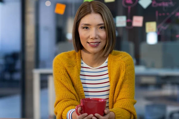 Portræt Asiatiske Forretningskvinde Smilende Holder Kaffekrus Sidder Mødelokalet Uafhængig Kreativ - Stock-foto