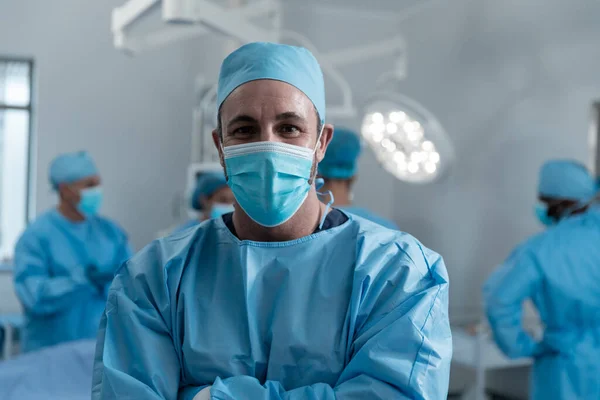 Porträt Eines Kaukasischen Chirurgen Mit Mundschutz Und Schutzkleidung Operationssaal Medizin — Stockfoto