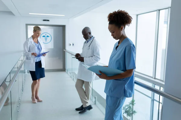 Trois Médecins Masculins Féminins Différents Tenant Dans Couloir Hôpital Regardant — Photo