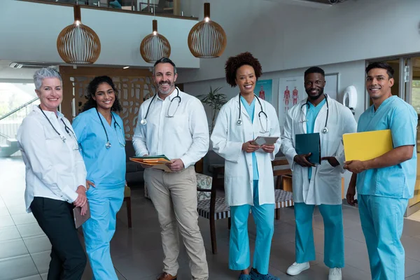 Portrait Groupe Médecins Masculins Féminins Divers Debout Dans Couloir Hôpital — Photo