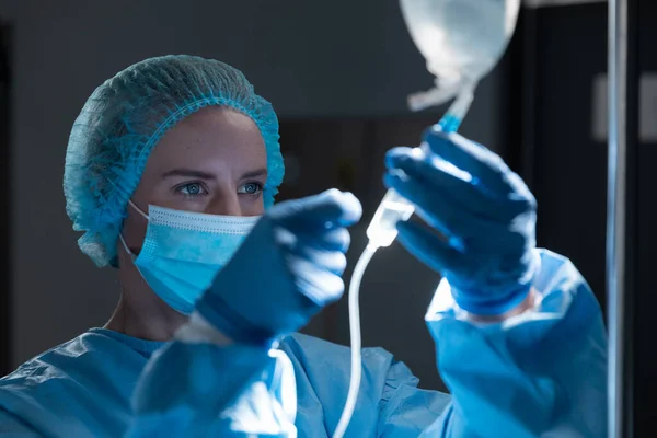 Vit Kvinnlig Läkare Bär Ansiktsmask Förbereder Dropp Väska För Operation — Stockfoto