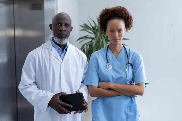Portrét Různých Mužských Ženských Lékařů Držících Tablet Nemocniční Chodbě Zdravotnický — Stock fotografie