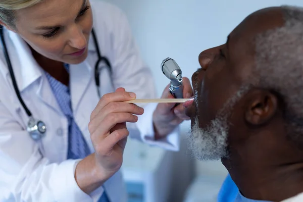 Белая Женщина Врач Осматривает Горло Африканского Пациента Американца Медицина Здравоохранение — стоковое фото