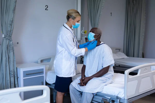 Doctora Caucásica Que Usa Mascarilla Facial Palpando Ganglios Linfáticos Paciente —  Fotos de Stock