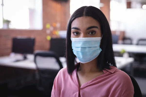 Donna Affari Razza Mista Seduta Ufficio Indossando Una Maschera Facciale — Foto Stock