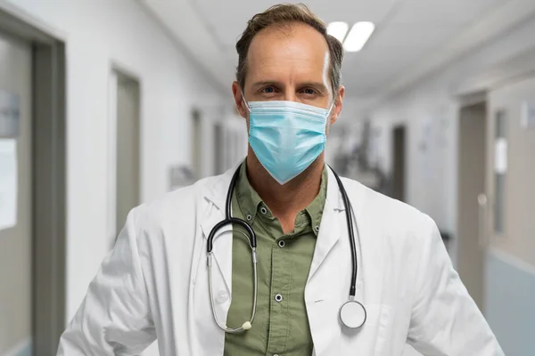 Portret Białego Lekarza Noszącego Maskę Twarzy Stojącego Szpitalnym Korytarzu Medycyna — Zdjęcie stockowe