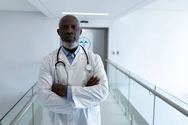 Retrato Médico Afroamericano Pie Pasillo Del Hospital Con Los Brazos — Foto de Stock