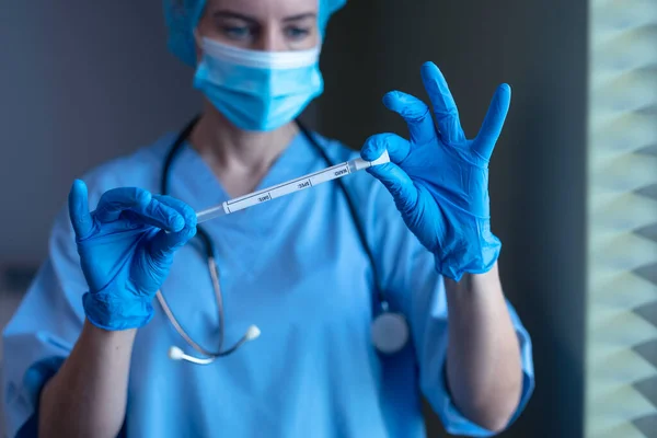 Blanke Vrouwelijke Arts Het Ziekenhuis Met Gezichtsmasker Chirurgische Handschoenen Met — Stockfoto