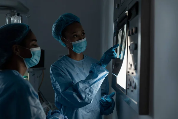 Diversas Doctoras Con Máscaras Faciales Monos Quirúrgicos Mirando Las Radiografías — Foto de Stock