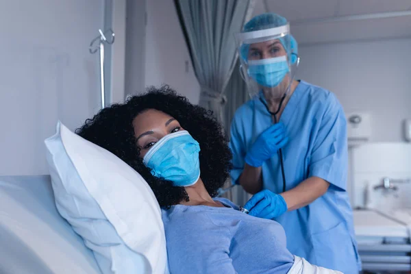 Kaukasische Ärztin Krankenhaus Mit Gesichtsmaske Bei Der Untersuchung Einer Patientin — Stockfoto