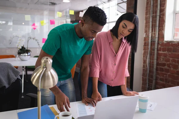 Diversi Colleghi Creativi Piedi Brainstorming Utilizzando Computer Portatile Sala Riunioni — Foto Stock