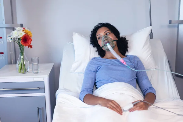 Besorgte Afrikanisch Amerikanische Patientin Krankenhausbett Mit Sauerstoffventilator Medizin Gesundheit Und — Stockfoto