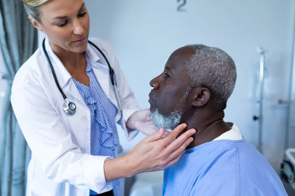 Kaukasiska Kvinnliga Läkare Palperar Lymfkörtlar Afrikansk Amerikansk Manlig Patient Medicin — Stockfoto
