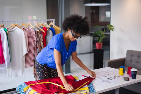 Ofiste Çalışan Melez Bir Moda Tasarımcısı Masadaki Kıyafetleri Arka Plandaki — Stok fotoğraf